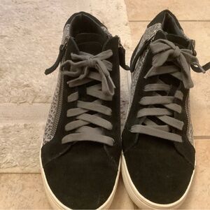 Blondo waterproof suede hightops size 9